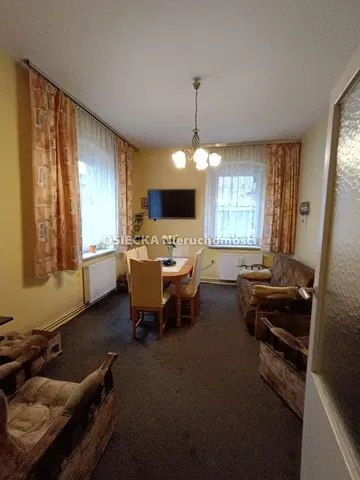 Kuchyně; kuchyňské spotřebiče, dřevěná podlaha, přirozené světlo, moderní styl