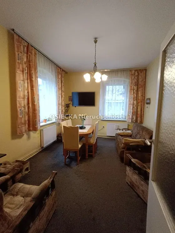 Kuchyně; kuchyňské spotřebiče, dřevěná podlaha, přirozené světlo, moderní styl