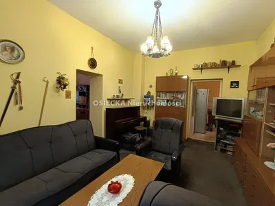 Kuchyně; kuchyňské spotřebiče, dřevěná podlaha, přirozené světlo, moderní styl