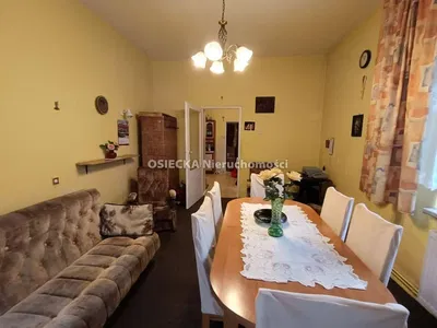 Kuchyně; kuchyňské spotřebiče, dřevěná podlaha, přirozené světlo, moderní styl