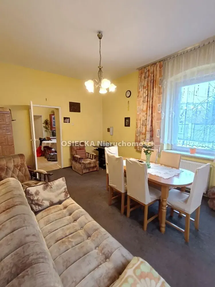 Kuchyně; kuchyňské spotřebiče, dřevěná podlaha, přirozené světlo, moderní styl