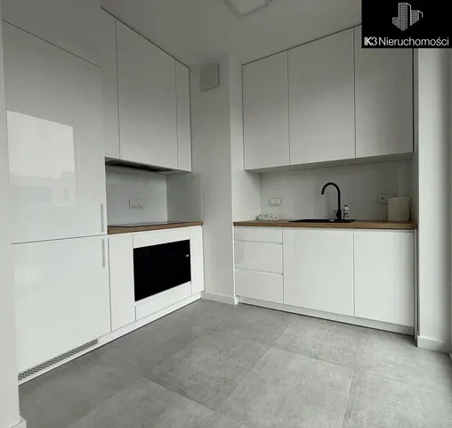 Cocina; electrodomésticos, suelo de madera, luz natural, estilo moderno