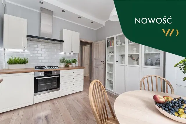 Kuchyně; kuchyňské spotřebiče, dřevěná podlaha, přirozené světlo, moderní styl