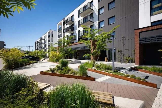 Kuchyně; kuchyňské spotřebiče, dřevěná podlaha, přirozené světlo, moderní styl