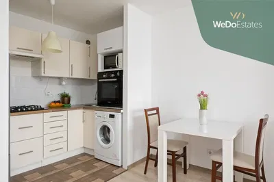 Kuchyně; kuchyňské spotřebiče, dřevěná podlaha, přirozené světlo, moderní styl