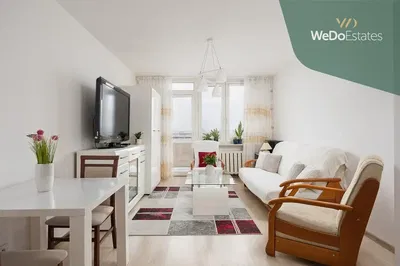 Kuchyně; kuchyňské spotřebiče, dřevěná podlaha, přirozené světlo, moderní styl