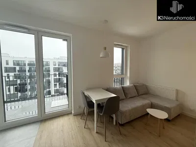 Kuchyně; kuchyňské spotřebiče, dřevěná podlaha, přirozené světlo, moderní styl