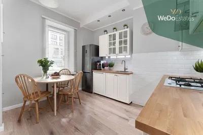 Kuchyně; kuchyňské spotřebiče, dřevěná podlaha, přirozené světlo, moderní styl