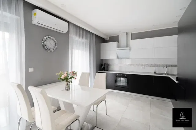 Kuchyně; kuchyňské spotřebiče, dlažba, přirozené světlo, moderní styl