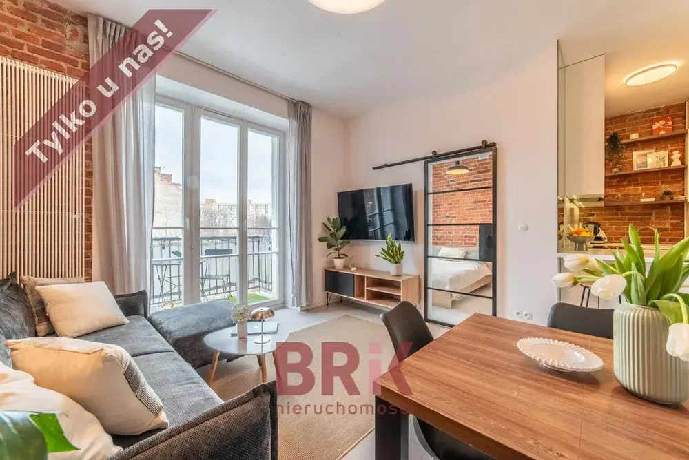 Kuchyně; kuchyňské spotřebiče, dřevěná podlaha, přirozené světlo, moderní styl