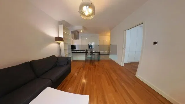 Kuchyně; kuchyňské spotřebiče, dřevěná podlaha, přirozené světlo, moderní styl