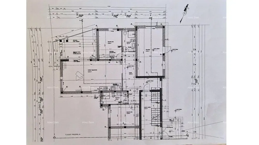 Kuchyně; kuchyňské spotřebiče, dřevěná podlaha, přirozené světlo, moderní styl