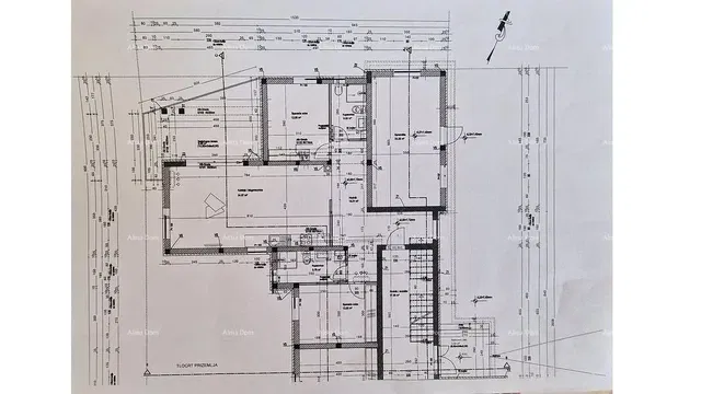 Kuchyně; kuchyňské spotřebiče, dřevěná podlaha, přirozené světlo, moderní styl