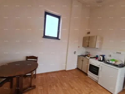 Kuchyně; kuchyňské spotřebiče, dlažba, přirozené světlo, moderní styl