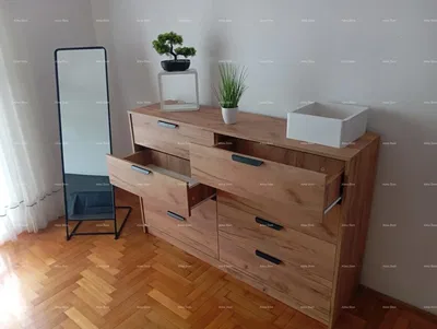 Kuchyně; kuchyňské spotřebiče, dřevěná podlaha, přirozené světlo, moderní styl