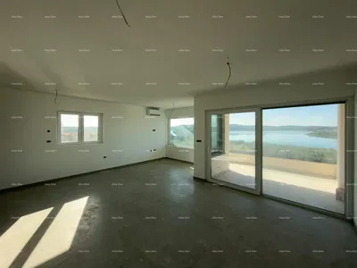 Kuchyně; kuchyňské spotřebiče, dřevěná podlaha, přirozené světlo, moderní styl