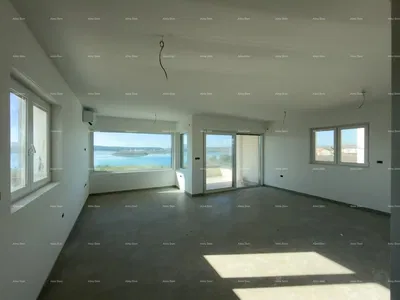 Kuchyně; kuchyňské spotřebiče, dřevěná podlaha, přirozené světlo, moderní styl