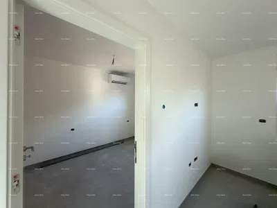 Kuchyně; kuchyňské spotřebiče, dřevěná podlaha, přirozené světlo, moderní styl