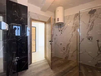 Cuisine; électroménager, parquet, lumière naturelle, style moderne