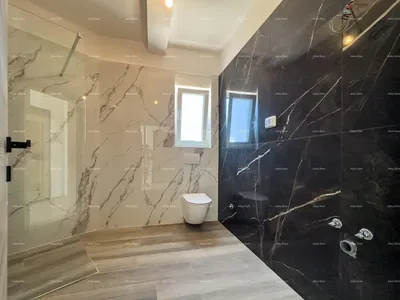 Cuisine; électroménager, parquet, lumière naturelle, style moderne