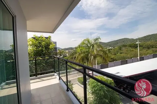 Kuchyně; kuchyňské spotřebiče, dřevěná podlaha, přirozené světlo, moderní styl