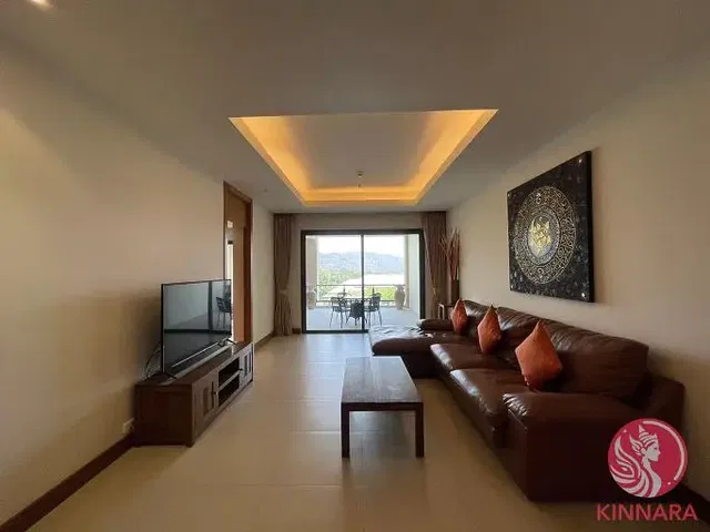 Kuchyně; kuchyňské spotřebiče, dřevěná podlaha, přirozené světlo, moderní styl