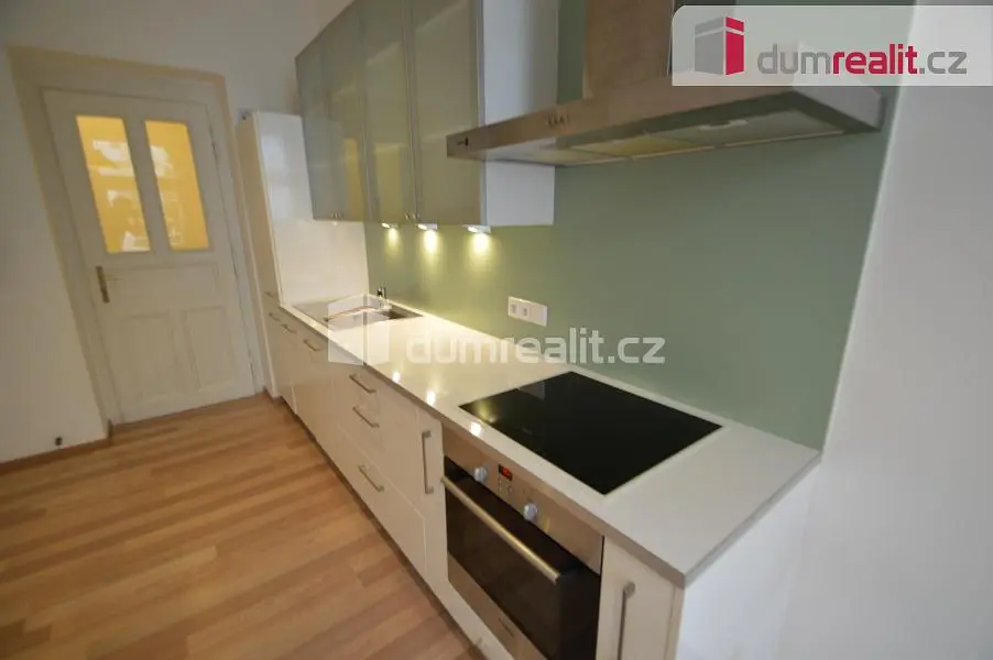 Kuchyňa; kuchynské spotrebiče, drevená podlaha, prirodzené svetlo, moderný štýl