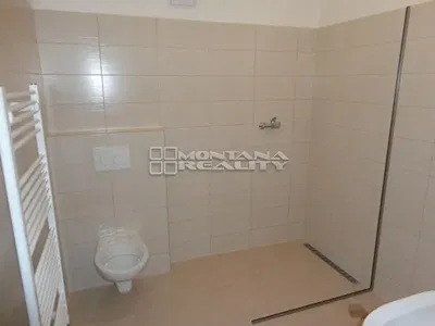 Kuchyňa; kuchynské spotrebiče, drevená podlaha, prirodzené svetlo, moderný štýl