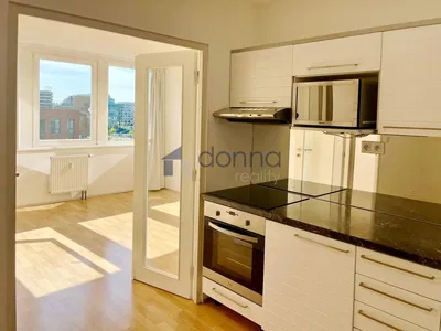 Кухня; кухненски уреди, дървен под, естествена светлина, модерен стил