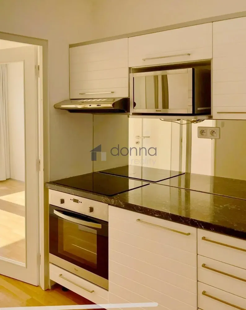 Хол; дървен под, естествена светлина, модерен стил, високи тавани