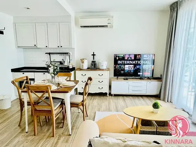 Kuchyně; kuchyňské spotřebiče, dřevěná podlaha, přirozené světlo, moderní styl