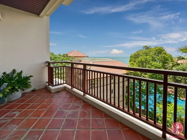 Kuchyně; kuchyňské spotřebiče, dřevěná podlaha, přirozené světlo, moderní styl