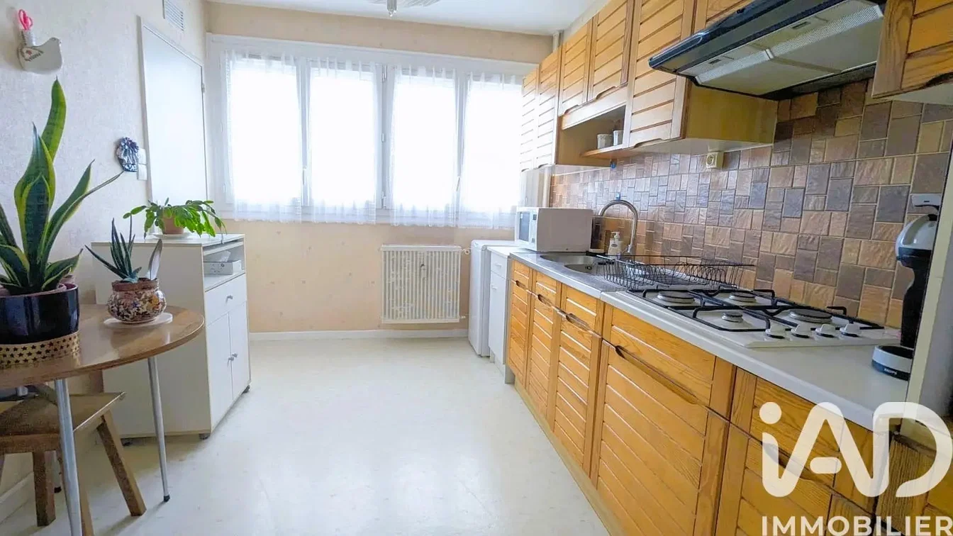 Keuken; keukenapparatuur, houten vloer, natuurlijk licht, moderne stijl