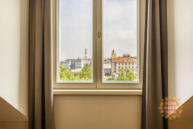 Кухня; кухненски уреди, дървен под, естествена светлина, модерен стил