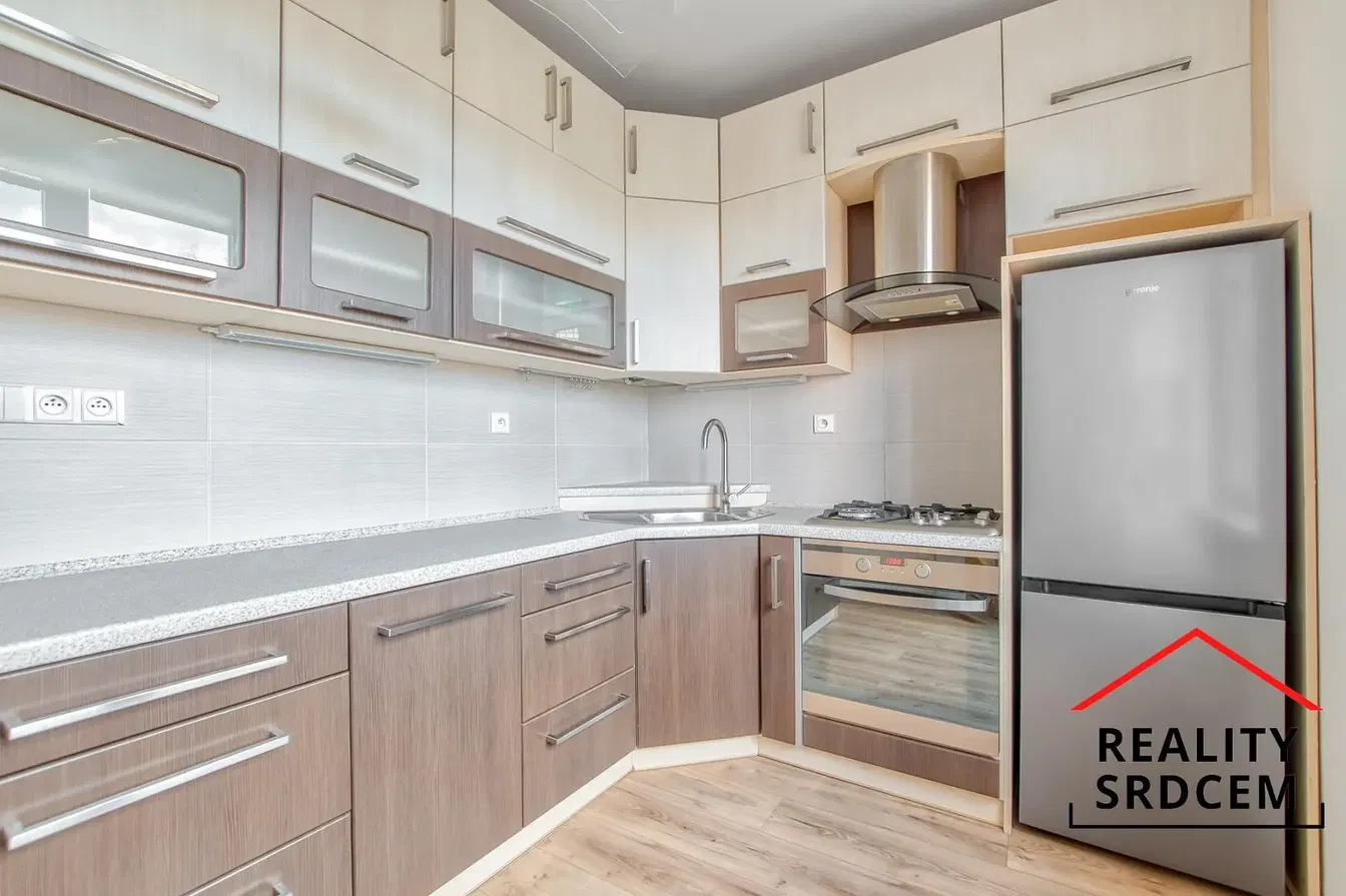 Cuisine; électroménager, parquet, lumière naturelle, style moderne