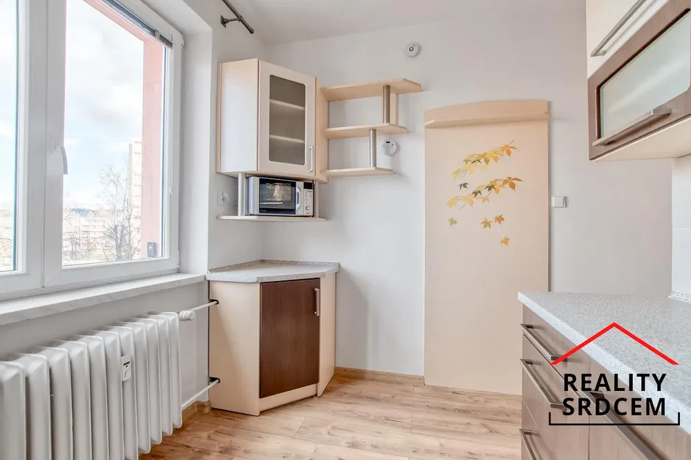 Cuisine; électroménager, parquet, lumière naturelle, style moderne