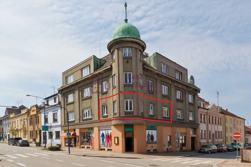 Sala de estar; chão de madeira, luz natural, estilo moderno