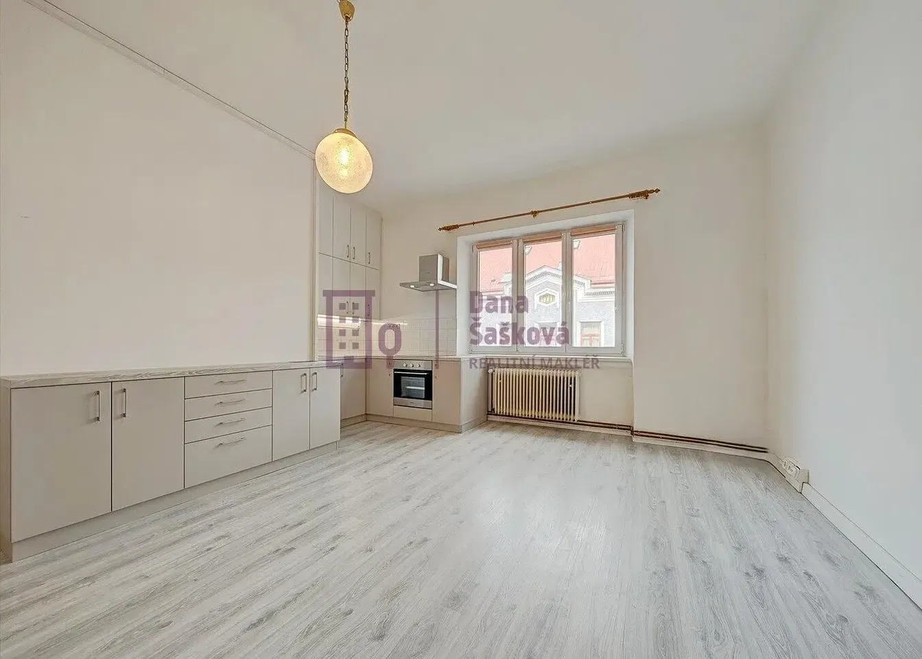 Cozinha; eletrodomésticos, chão de madeira, luz natural, estilo moderno