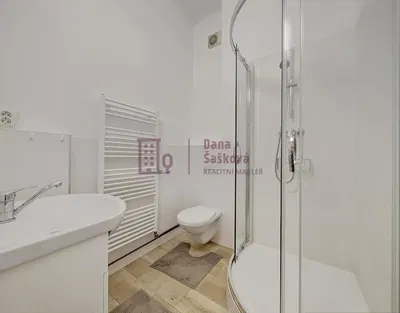 Cozinha; eletrodomésticos, chão de madeira, luz natural, estilo moderno