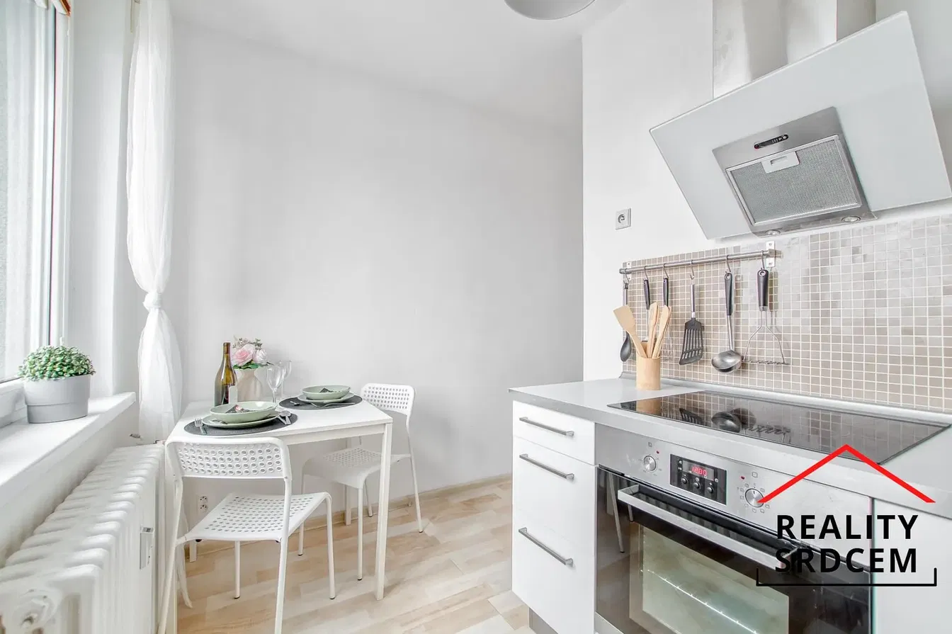 Cuisine; électroménager, parquet, lumière naturelle, style moderne