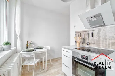 Cuisine; électroménager, parquet, lumière naturelle, style moderne