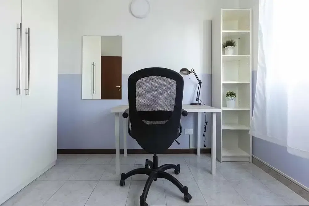 Kuchyňa; kuchynské spotrebiče, drevená podlaha, prirodzené svetlo, moderný štýl