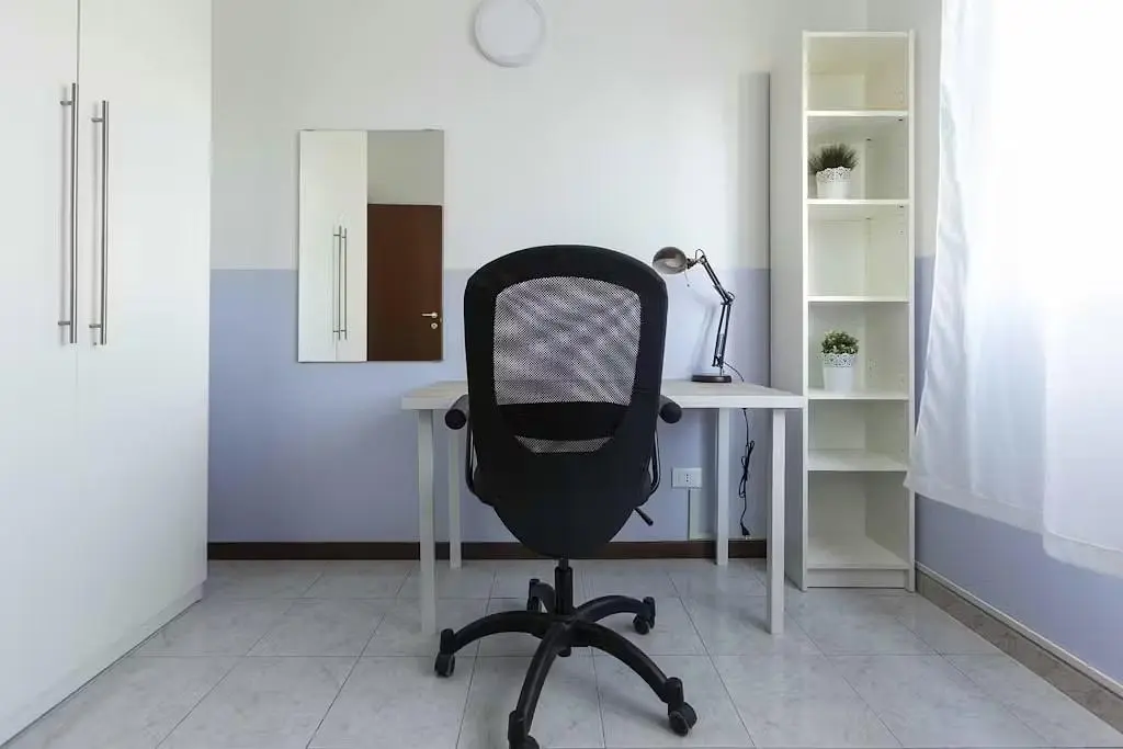 Kuchyňa; kuchynské spotrebiče, drevená podlaha, prirodzené svetlo, moderný štýl