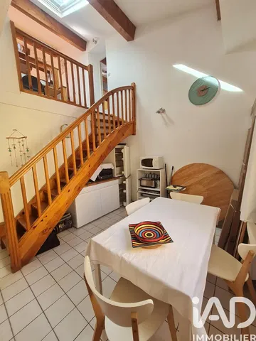 Cuisine; électroménager, parquet, lumière naturelle, style moderne