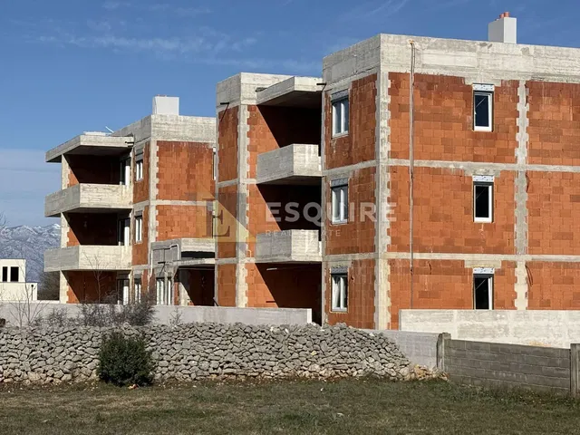 Mutfak; mutfak aletleri, ahşap zemin, doğal ışık, modern stil