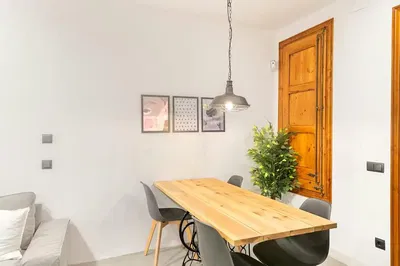 Cocina; electrodomésticos, suelo de madera, luz natural, estilo moderno