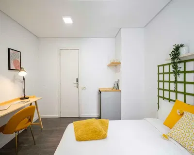 Cuisine; électroménager, parquet, lumière naturelle, style moderne