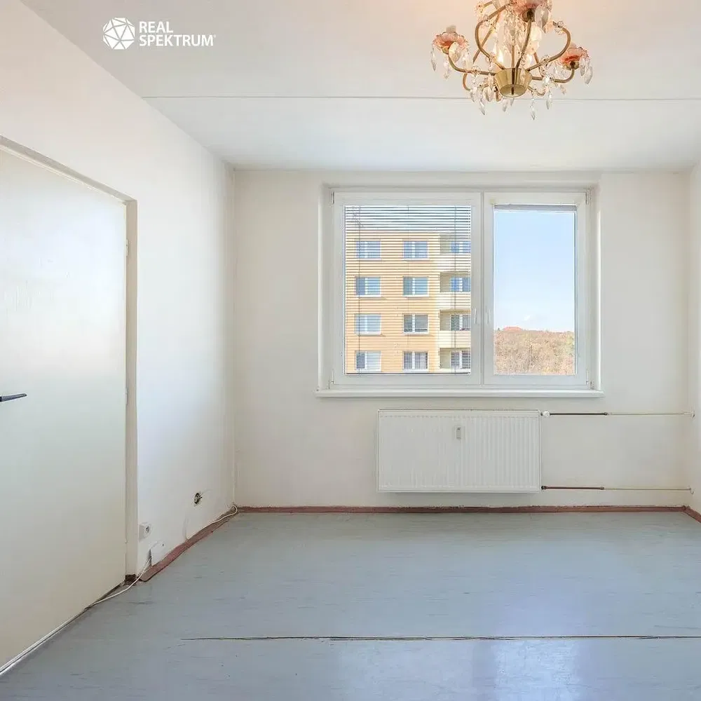 Kuchyně; kuchyňské spotřebiče, dřevěná podlaha, přirozené světlo, moderní styl