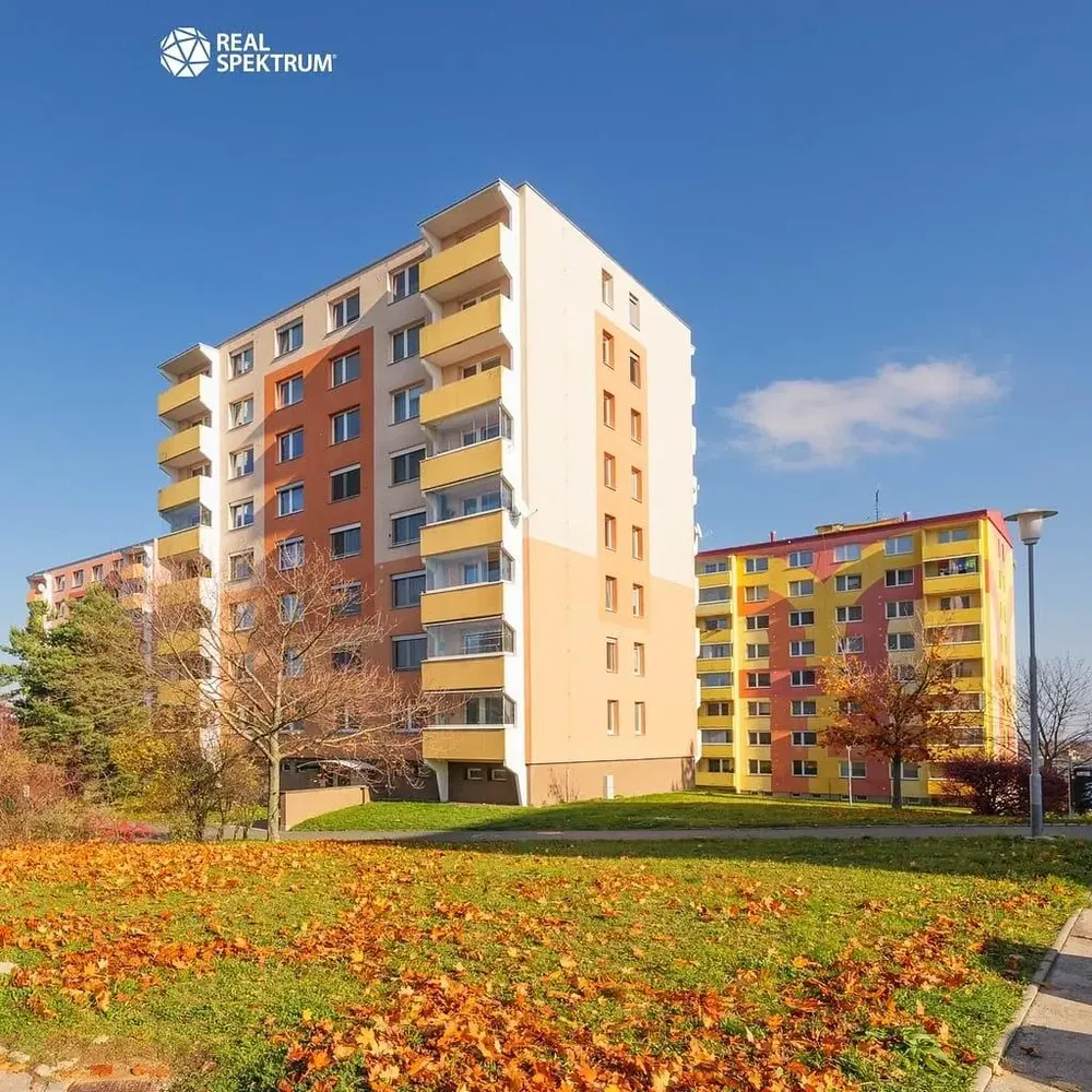 Kuchyně; kuchyňské spotřebiče, dřevěná podlaha, přirozené světlo, moderní styl