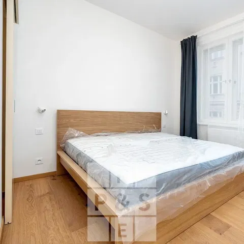 Κουζίνα; συσκευές κουζίνας, ξύλινο πάτωμα, φυσικό φως, μοντέρνο στυλ